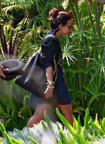  Demi - Rushes her way into a সঙ্গীত studio in Los Angeles, CA - July 21, 2011
