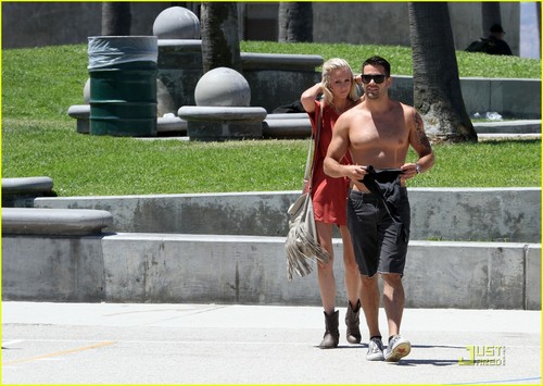  Jesse Metcalfe: Shirtless with Mystery Woman!