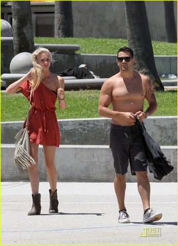  Jesse Metcalfe: Shirtless with Mystery Woman!