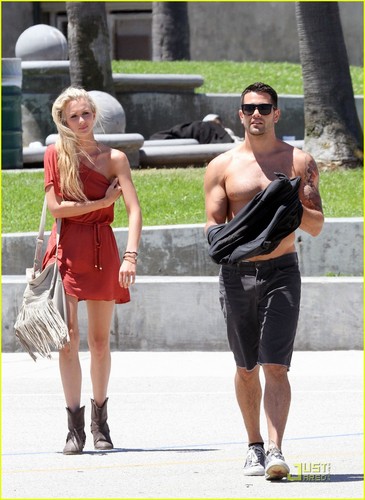 Jesse Metcalfe: Shirtless with Mystery Woman!