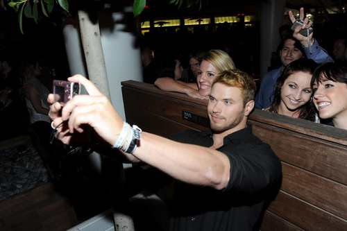 Kellan Lutz poses with 粉丝 at the Summit Entertainment Comic-Con Party at the Hard Rock Hotel