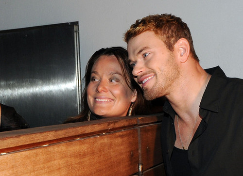 Kellan Lutz poses with شائقین at the Summit Entertainment Comic-Con Party at the Hard Rock Hotel