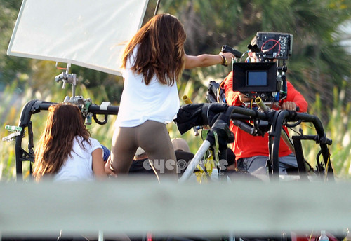  Minka Kelly filming Charlies एंन्जल्स in Miami, Jul 19
