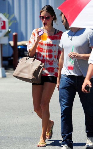  New candids of Alessandra Ambrosio (22 and 19 july)