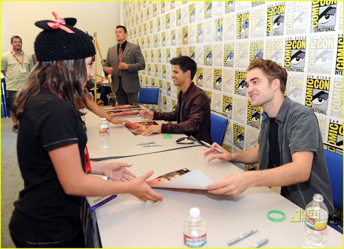  Robert Pattinson & Kristen Stewart: Breaking Dawn at Comic-Con!