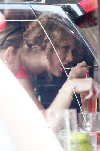 Taylor Swift is seen having a bite to eat in NY 