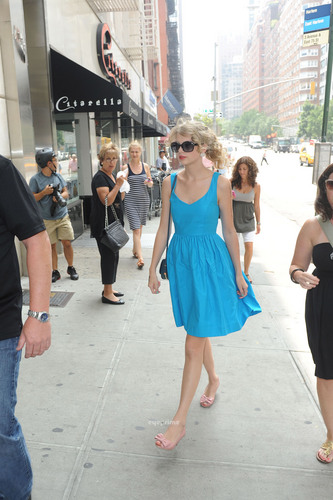  Taylor rápido, swift shops at Free People on 76th St in NYC, July 21