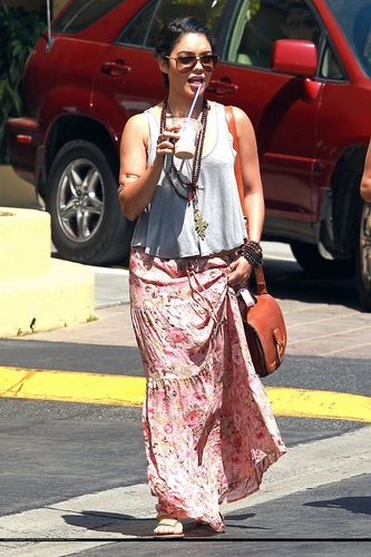  Vanessa - Out and about in Venice plage with Lauren New and Kim Hidalgo - July 22, 2011