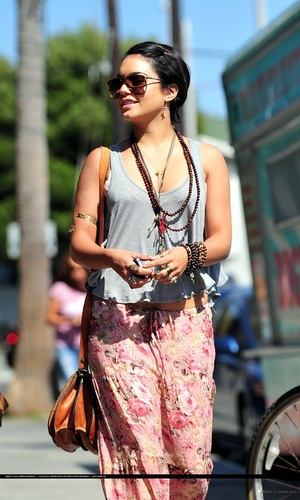  Vanessa - Out and about in Venice playa with Lauren New and Kim Hidalgo - July 22, 2011
