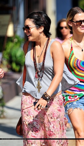  Vanessa - Out and about in Venice пляж, пляжный with Lauren New and Kim Hidalgo - July 22, 2011