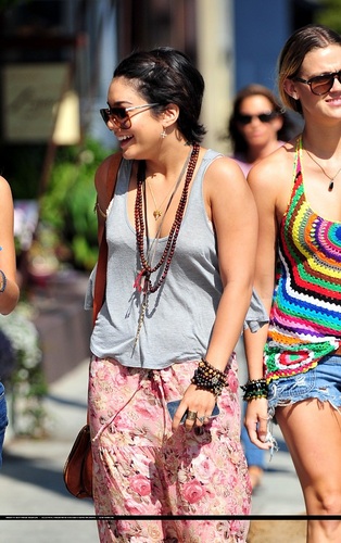Vanessa - Out and about in Venice Beach with Lauren New and Kim Hidalgo - July 22, 2011