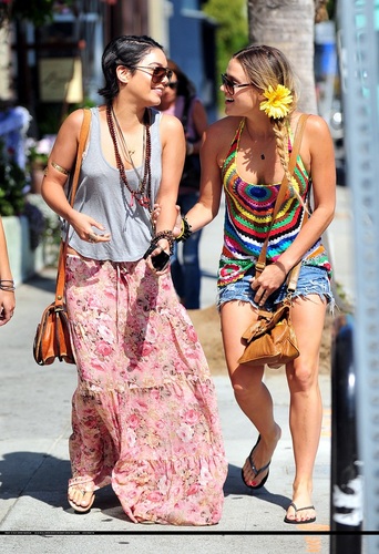  Vanessa - Out and about in Venice strand with Lauren New and Kim Hidalgo - July 22, 2011