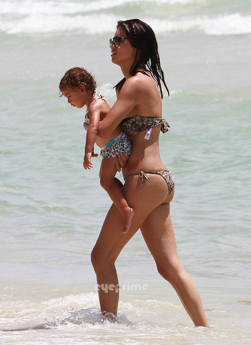  Adriana Lima Shows Her Rockin Bikini Bod in South пляж, пляжный
