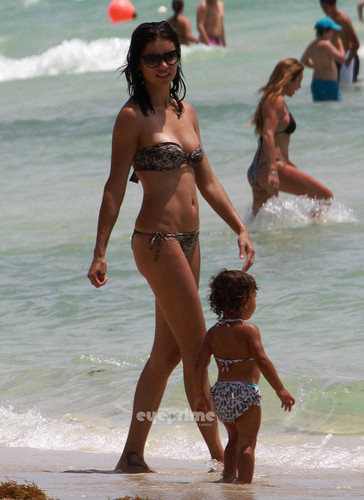  Adriana Lima Shows Her Rockin Bikini Bod in South ساحل سمندر, بیچ