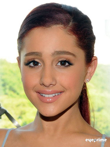  Ariana Grande posing for фото in New York, Jul 26