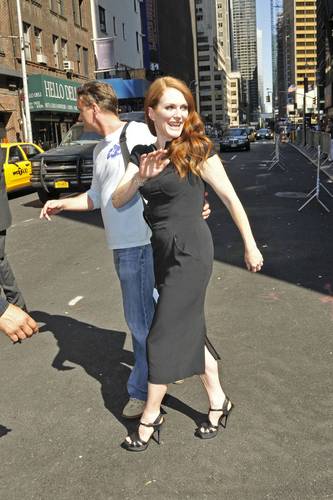  Arrives at the Late 显示 with David Letterman [July 26, 2011]
