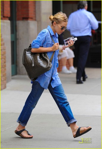  Ashley Olsen: Feeling Blue in the Big 사과, 애플