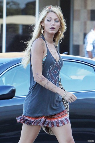  Blake Lively on set 'Savages' July 26th 2011.