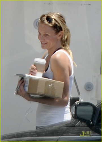  Cameron Diaz carries a cup of coffee and a cardboard box while out with beau Alex Rodriguez