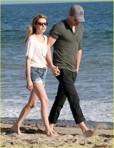  Chord Overstreet an Emma Roberts hold hands as they take a stroll along the pantai on Sunday July 24