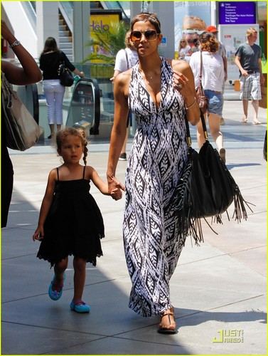  Halle Berry: Westfield with Nahla!