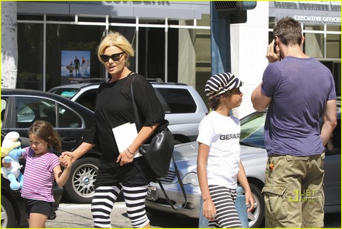  Hugh Jackman & Family: 일 Out in Beverly Hills!