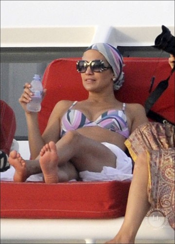  Jennifer Lopez: Bikini Birthday