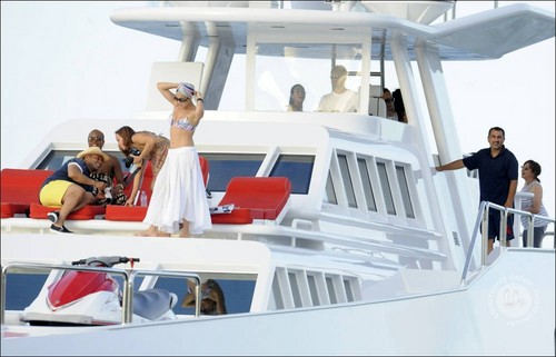  Jennifer Lopez: Bikini Birthday