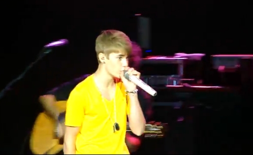  Justin Bieber surprises Selena Gomez in a コンサート