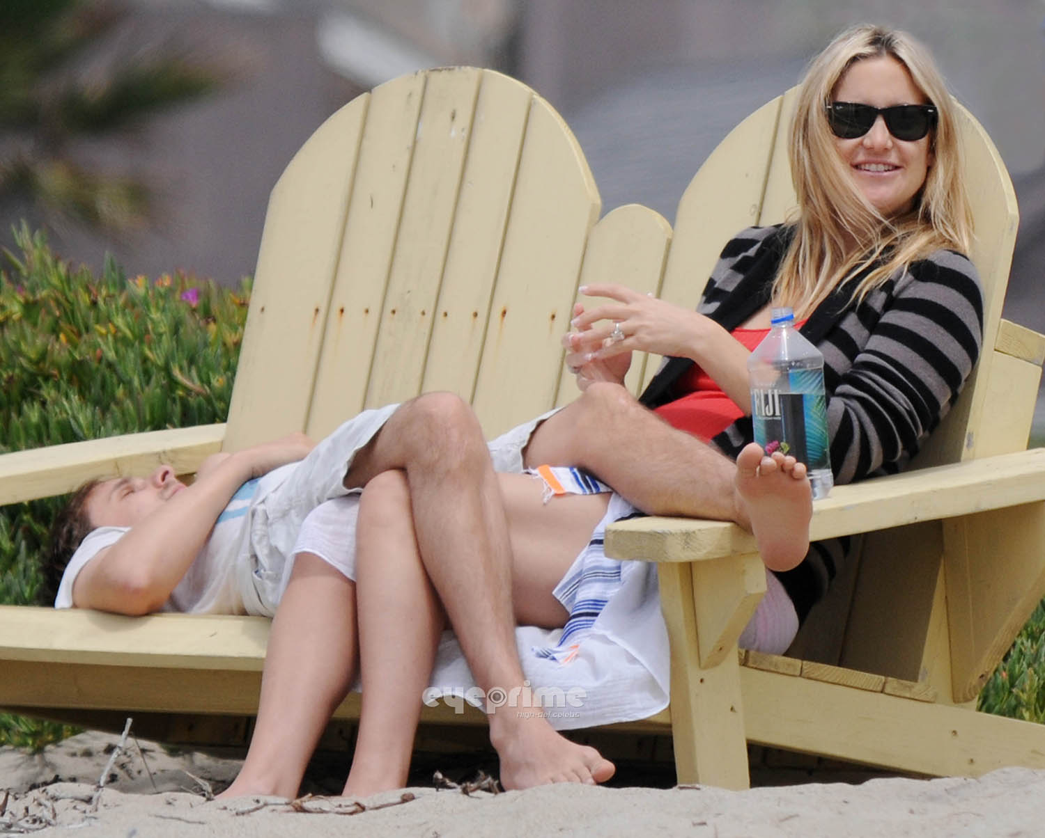 Kate Hudson and Matt Bellamy chillin on the Beach in Malibu, July 24