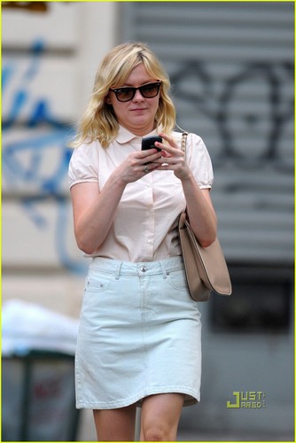  Kirsten Dunst: Texting in Tribeca