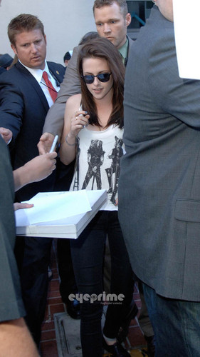  Kristen Stewart hustles through the Crowd at Comic Con, Jul 23