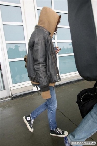  Kristen leaving airport in Vancouver - Feb 27, 2011