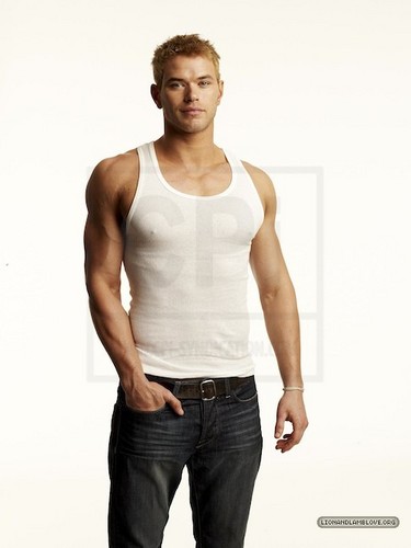  और outtakes of Kellan Lutz for Men's Health