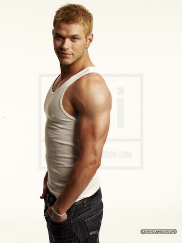  और outtakes of Kellan Lutz for Men's Health