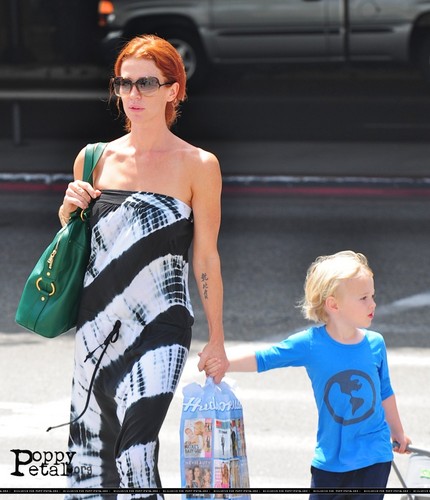  coquelicot Montgomery arrives LAX airport with her son, Jackson (7/9/11)