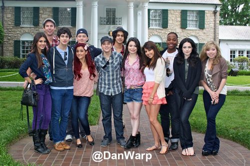  The cast of विक्टोरियस and iCarly infront of Elvis's house
