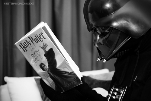Vader reading Harry Pottor
