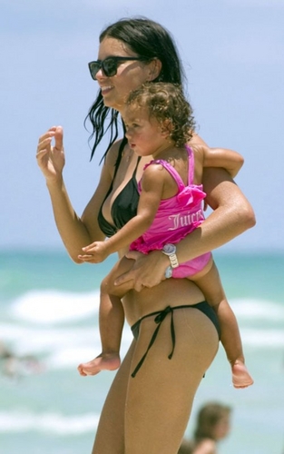  Wearing A Bikini With Her Daughter In Miami 24 07 2011