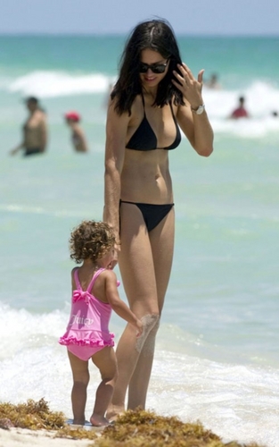  Wearing A Bikini With Her Daughter In Miami 24 07 2011