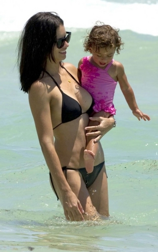 Wearing A Bikini With Her Daughter In Miami 24 07 2011