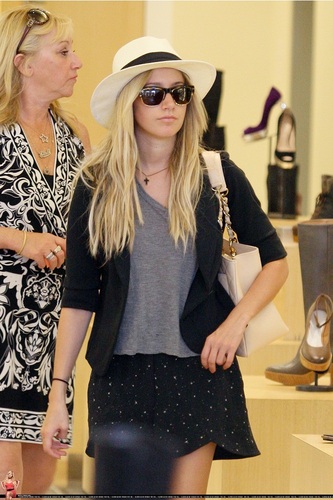  Ashely - Shopping in Beverly Hills with her mom Lisa - July 27, 2011