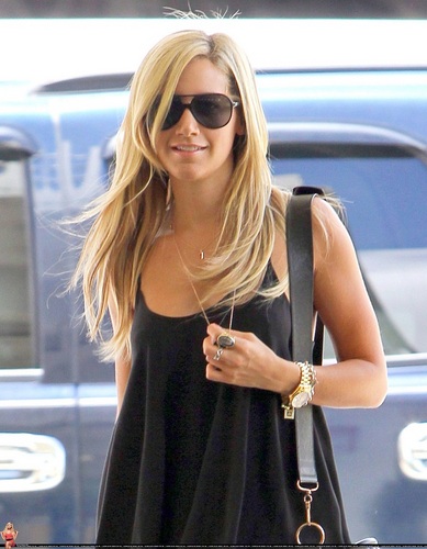  Ashley - Arriving at the airport in Miami - July 29, 2011