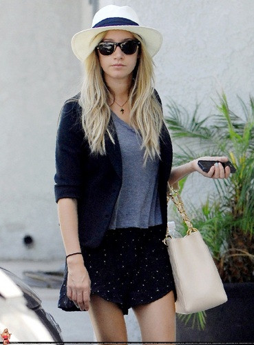  Ashley - Heading to Jinky's Cafe in LA - July 27, 2011