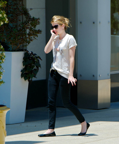  Emma Roberts Gets Her Nails Done in Hollywood, July 27