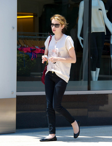 Emma Roberts Gets Her Nails Done in Hollywood, July 27