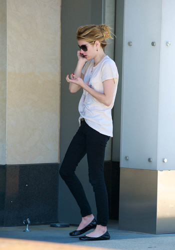  Emma Roberts Gets Her Nails Done in Hollywood, July 27