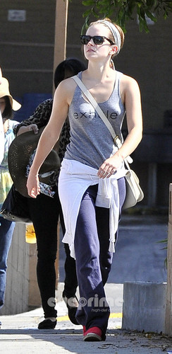  Emma Watson heads to a movie with 老友记 in Santa Monica