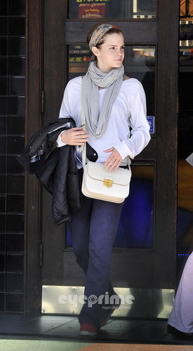  Emma Watson heads to a movie with বন্ধু in Santa Monica