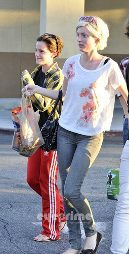  Emma Watson leaves a Grocery Store in Santa Monica